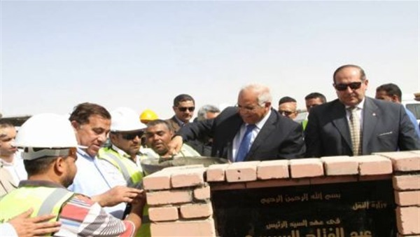 وزير النقل يضع حجر