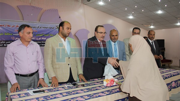 محافظ بني سويف يوزع