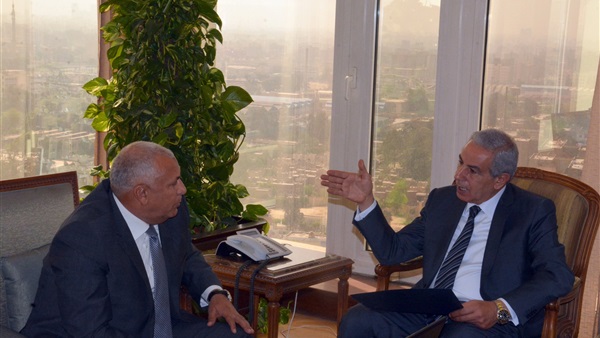 وزير الصناعة خلال