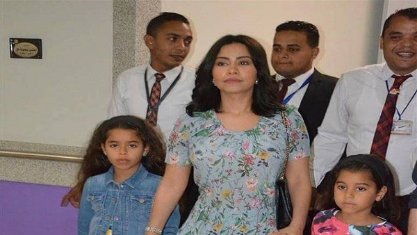 شيرين بصحبة بناتها