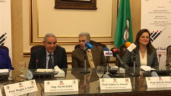 وزير الصناعة خلال