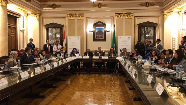 وزير الصناعة خلال
