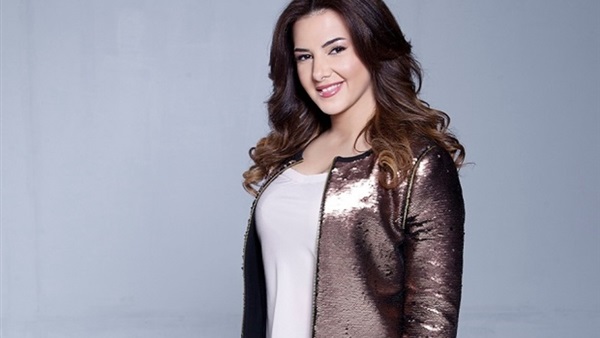الفنانة دنيا سمير