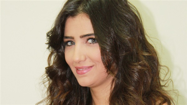 الفنانة الشابة مي