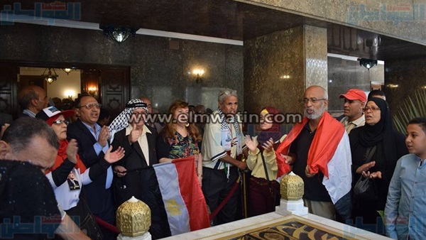 توافد عشرات المواطنين