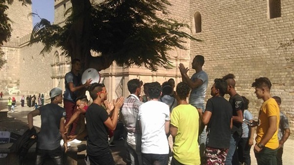 فرحة الأطفال من أمام