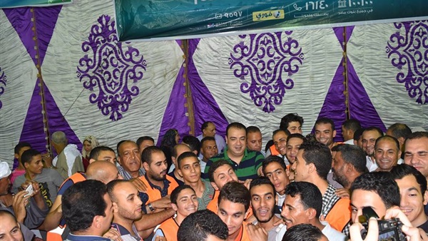 محافظ الفيوم مع اهالي