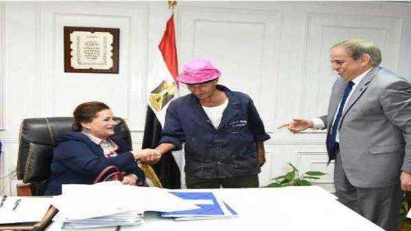 محافظ البحيرة تكرم