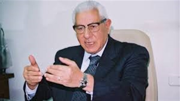 الكاتب الصحفي مكرم