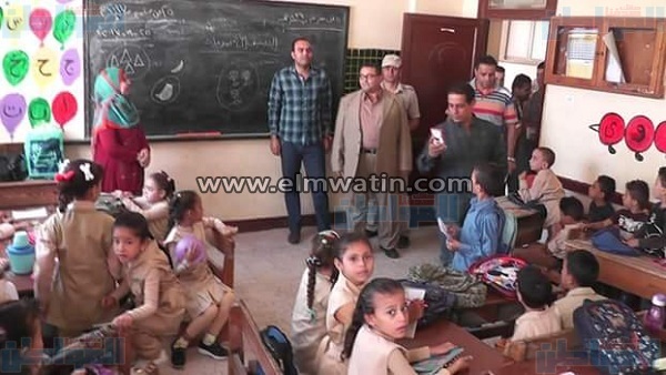 توزيع كراسات وكشاكيل