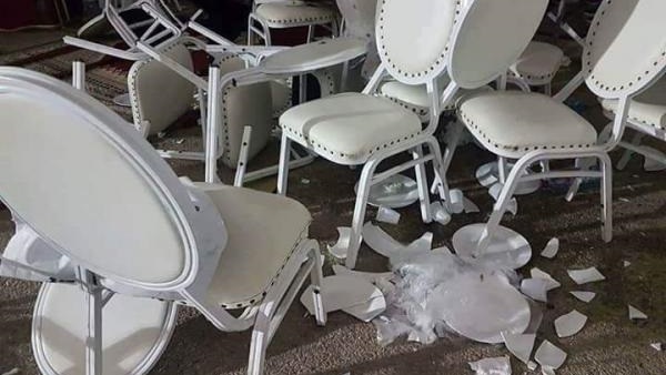 عراك بالصحون والكراسي