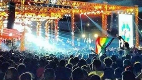 شعار المثليين بحفل
