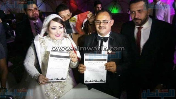العروسان أثناء توقيع