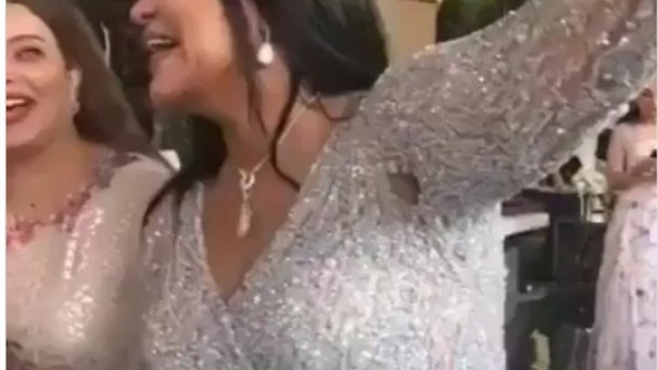 أحلام بفستان مقطوع