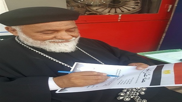 القمص أثناء توقيعه