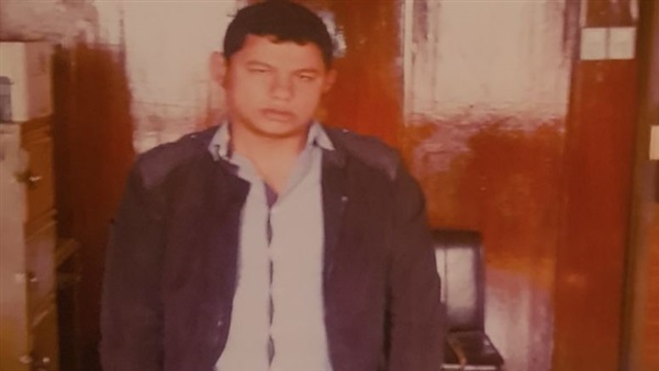 المتهم وأمامه المضبوطات