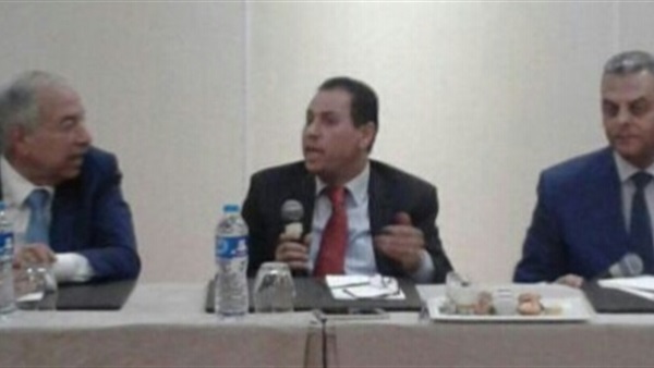عمران خلال اجتماعه