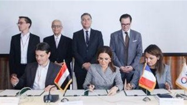 جانب من توقيع الاتفاقيه