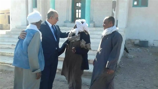 المحافظ يلتقى الأهالى