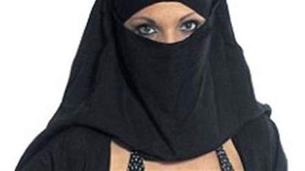 سيدة منقبة