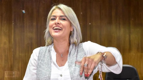 الفنانة سيمون