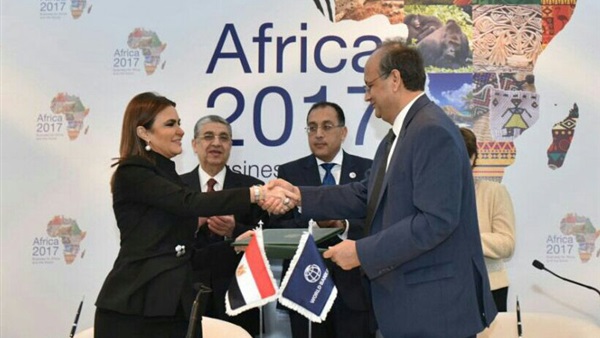 جانب من التوقيع