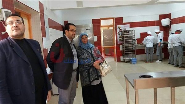 صورة اثناء تفقد المدرسة