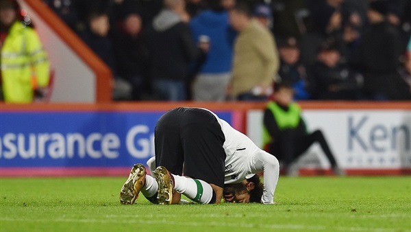 محمد صلاح يسجد شكرا