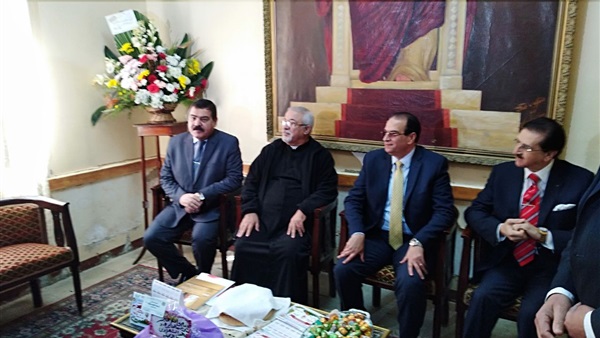 المحافظ يهنئ الاقباط