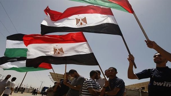 أعلام مصر بين أيدى