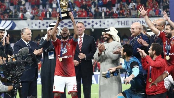 لحظة رفع كاس السوبر