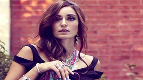 الفنانة أمينة خليل