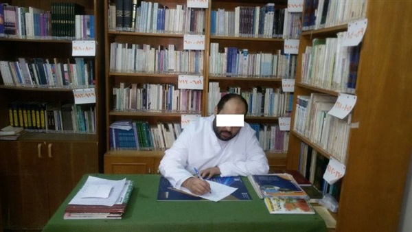 طالب بيمتحن داخل