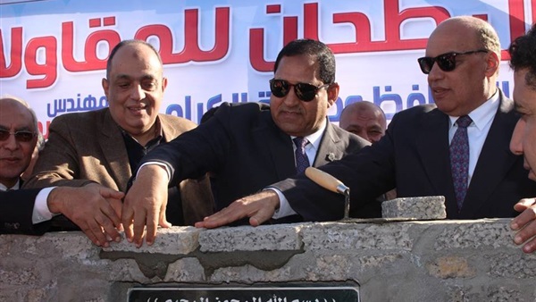 محافظ الغربية يضع