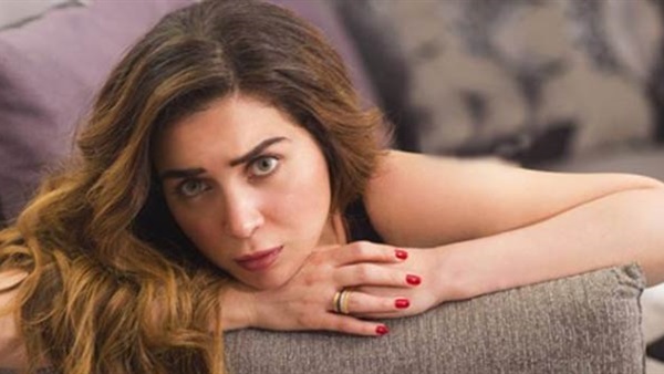 الفنانة مي عز الدين