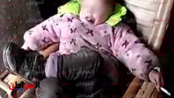طفل يدخن السجائ