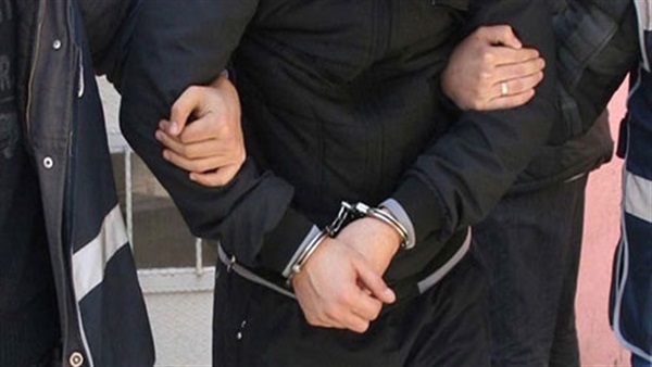 القبض علي شخص - صورة