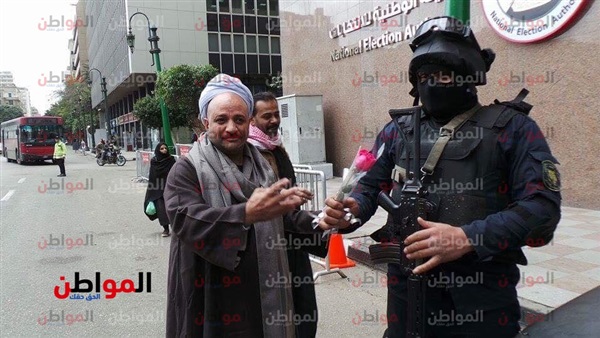 مواطن بسيط يوزع الورود