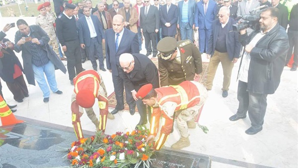 محافظ بورسعيد يضع