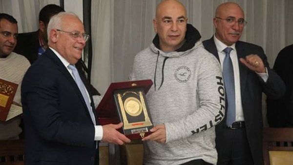 حسام حسن مع محافظ