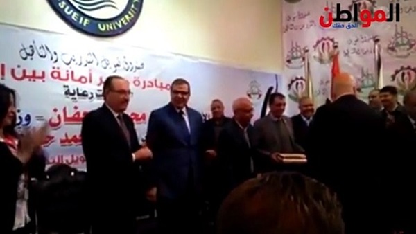 أثناء تكريم وزير