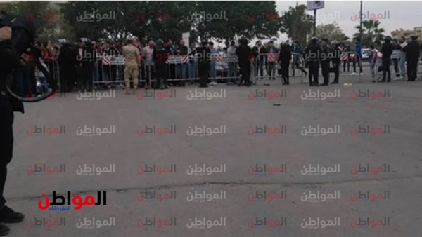 صورة من أمام ملعب