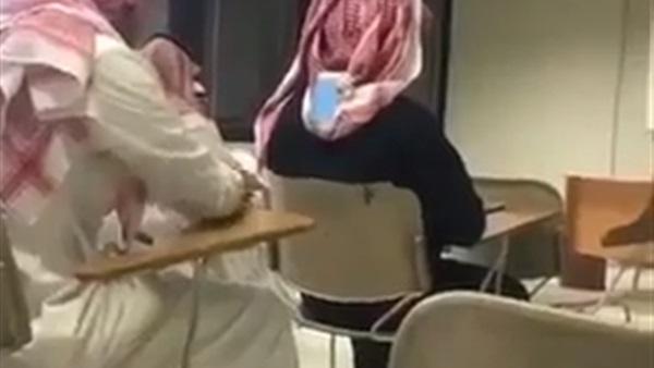 شاب يغش في الامتحان