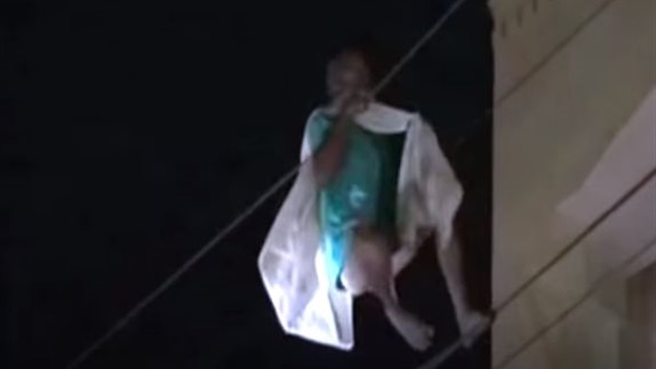 رجل يتسلق سلك كهرباء