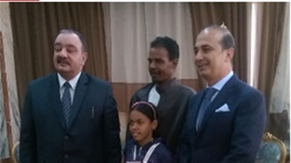 الطفلة اثناء التكريم
