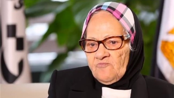 متبرعة بدهبها لصندوق