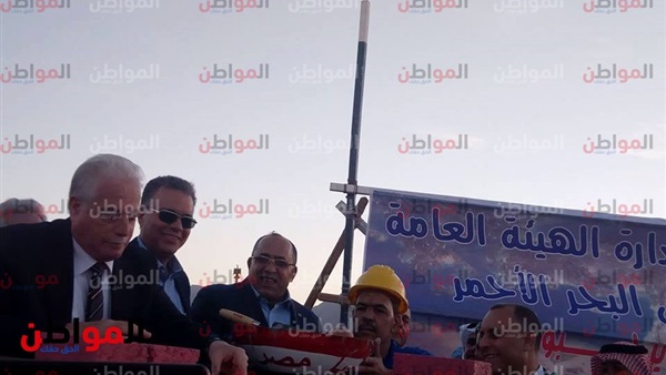 وزير النقل يضع حجر