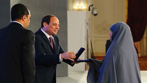 السيسي يكرم الأم