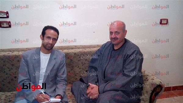 شيخ البلدة مع محاور