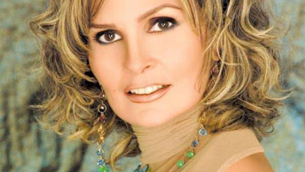 الفنانة يسرا